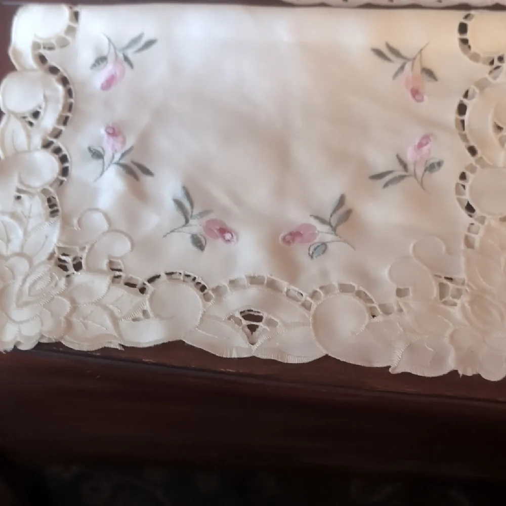 Machine Made Vintage Linens Lot #18 - Picture 3 of 13